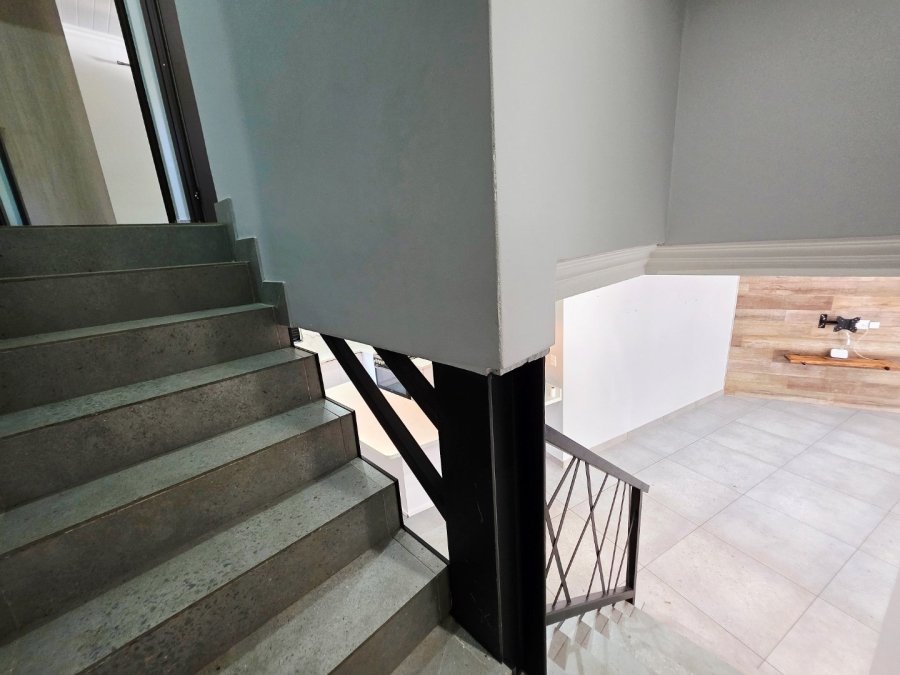 5 Bedroom Property for Sale in Langenhovenpark Free State